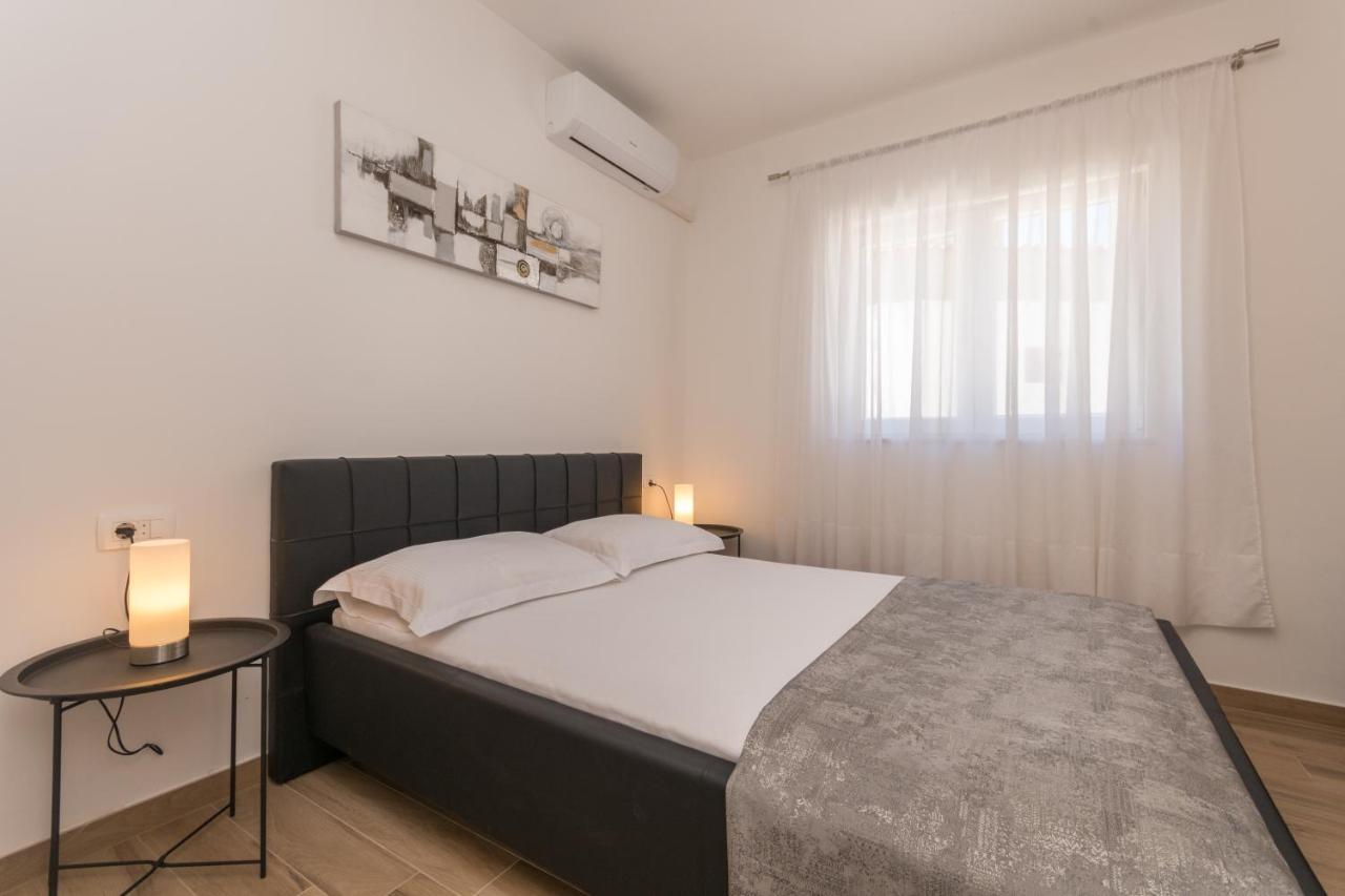 Apartmani Bonaca - 10M To The Sea Grebastica Exterior photo