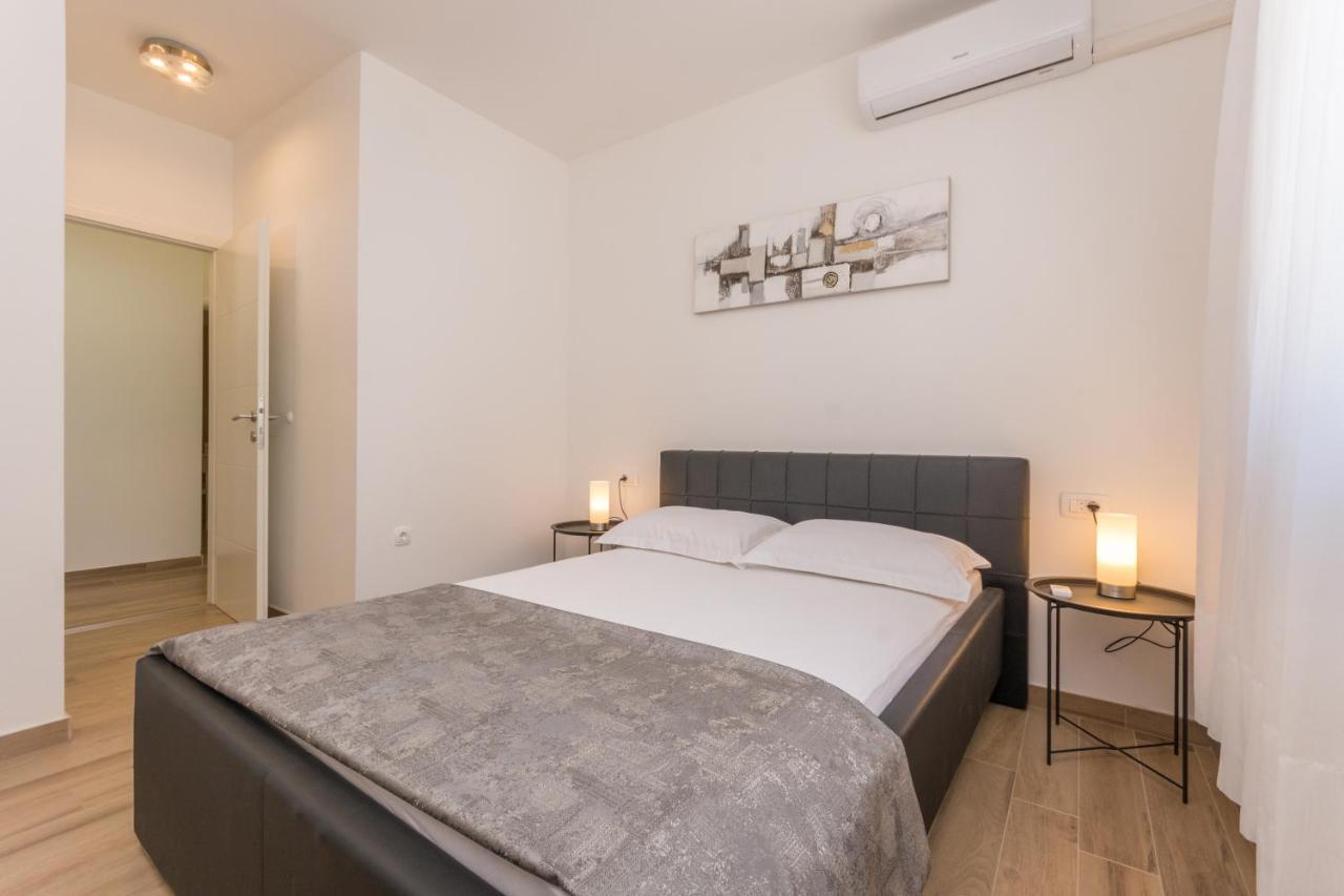 Apartmani Bonaca - 10M To The Sea Grebastica Exterior photo