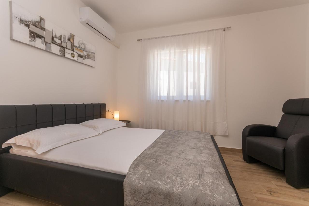 Apartmani Bonaca - 10M To The Sea Grebastica Exterior photo