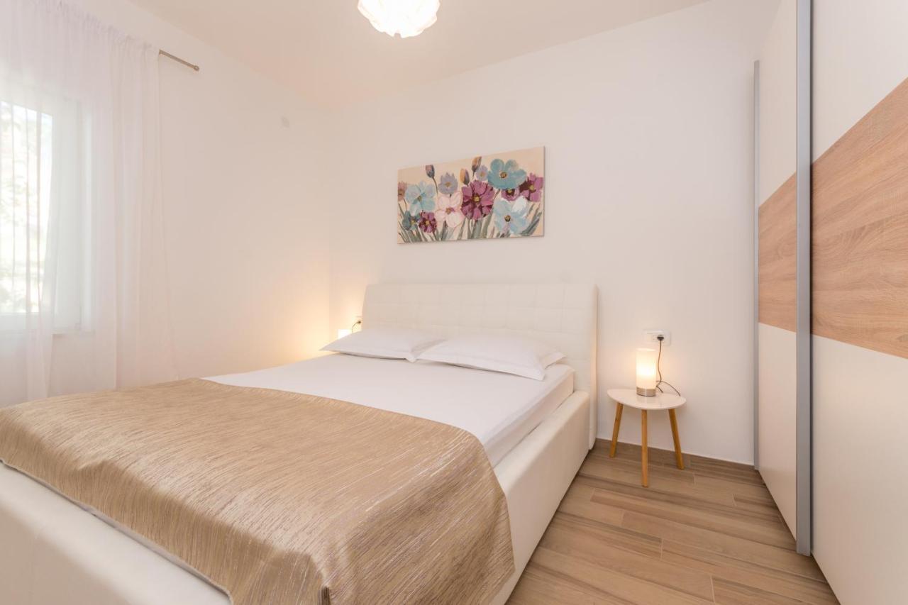 Apartmani Bonaca - 10M To The Sea Grebastica Exterior photo